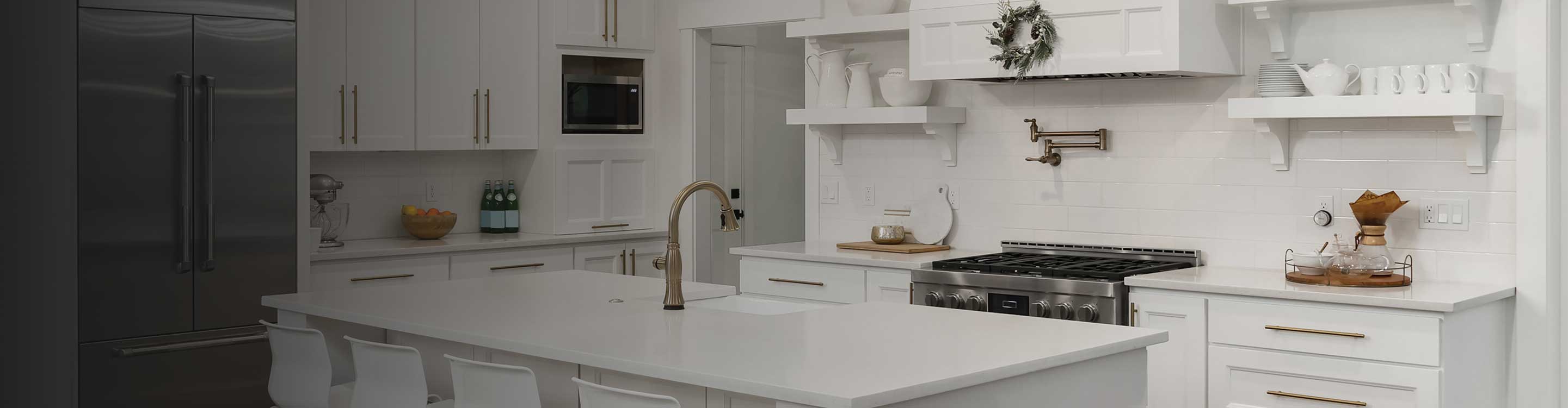 white modern farmhouse kitchen design in Sault Ste. Marie, ON 